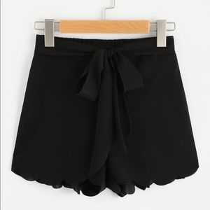 Tie Waist Scallop Edge Shorts